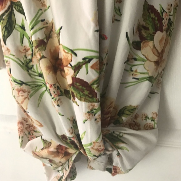 Reb & J Size M Bottom Tie Floral Top! - Picture 2 of 4
